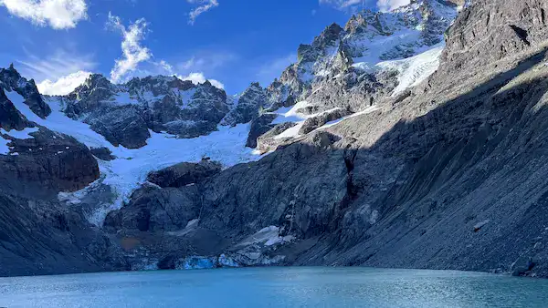 Laguna Témpanos y glaciar colgante desde el Paso El Peñón — Día 2 Las Horquetas