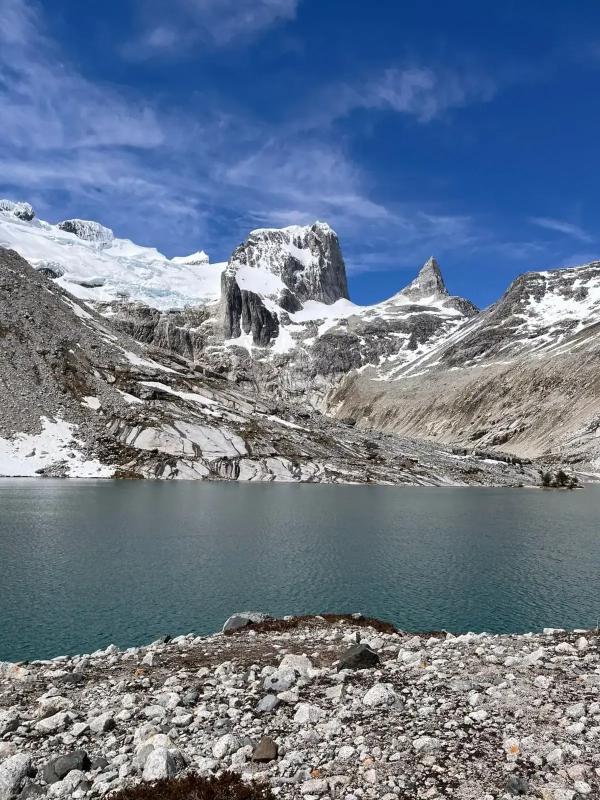 Vista de las Torres del Avellano desde la ruta por Bahía Murta